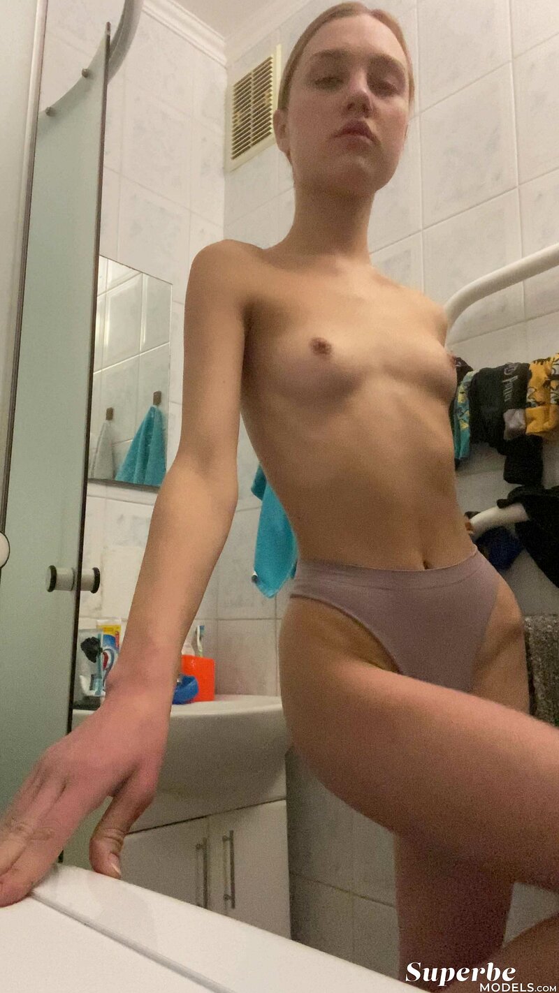 Надя, 23 года, 0 размер груди